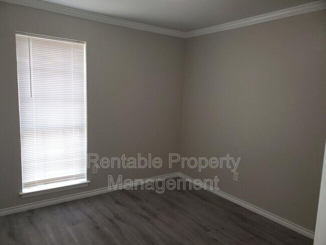 Building Photo - 325 Boulder Ct