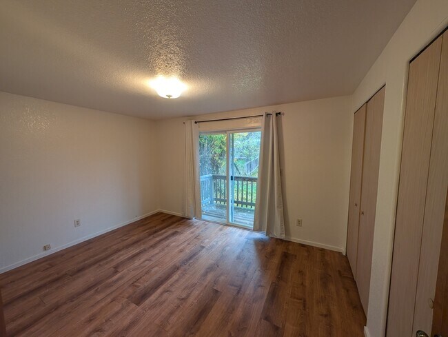 Building Photo - 805 NE Ash Ct