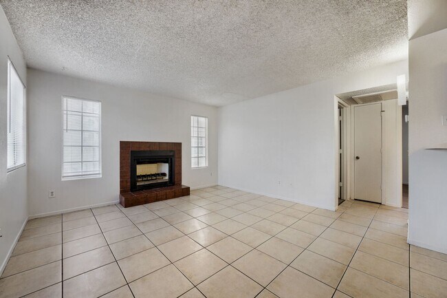 Building Photo - Comfortable First-Floor Condo with Fireplace & Washer/Dryer!