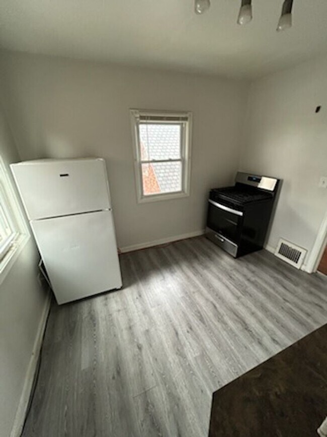 Building Photo - Two Bedroom Duplex