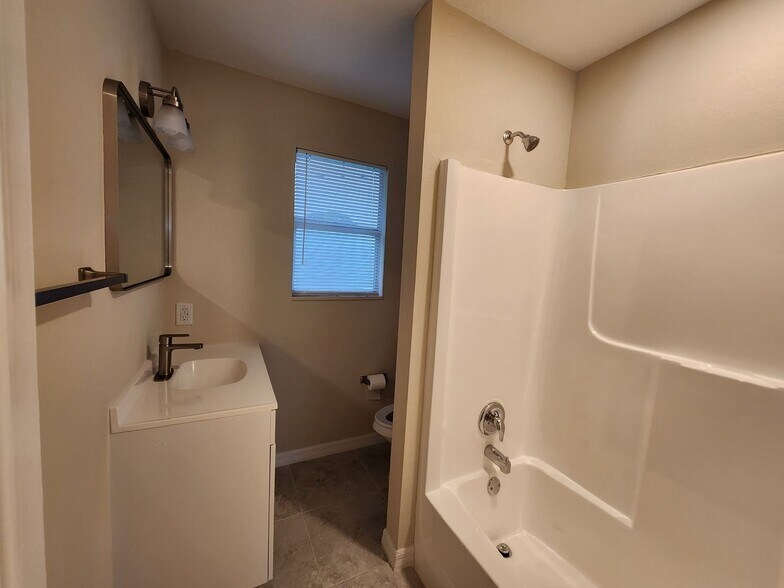 Building Photo - Cozy Duplex in the Beautiful Buckingham Area