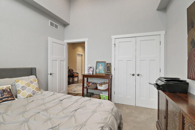 Building Photo - 4706 S Cottage Ln