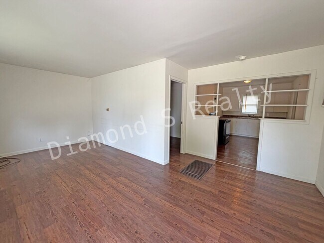 Building Photo - 3102/3104 N Howard Ave