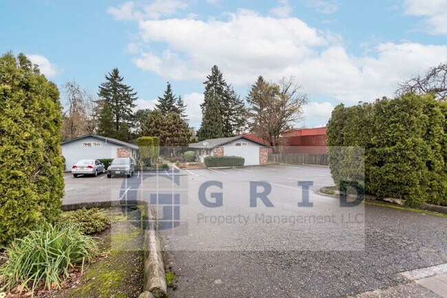 Building Photo - Two Bedroom Apartment Available - Private Yard Space - $500 MOVE IN SPECIAL!