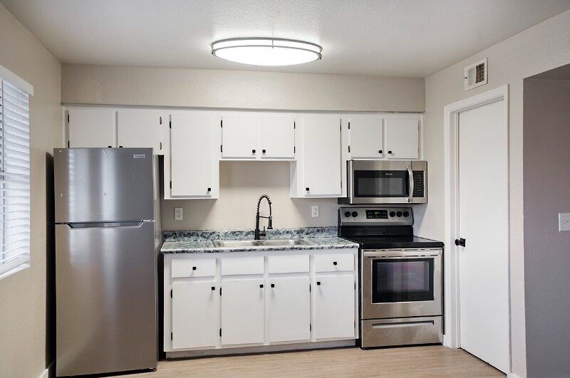 Building Photo - 1452 E Cinnabar Ave