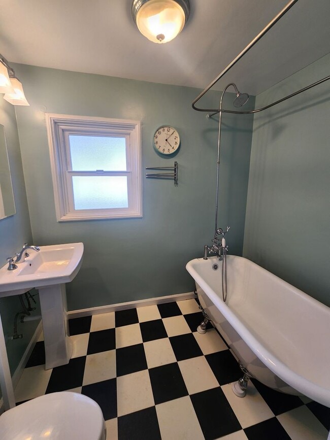 Building Photo - Retro Style Beach Apartment- Water Included!