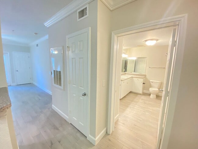Building Photo - Downtown stunner! 1-Bed / 1-Bath in the Gr...