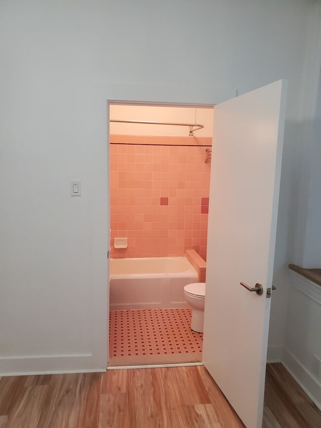 Bdrm #1 bath - 4614 Chester Ave
