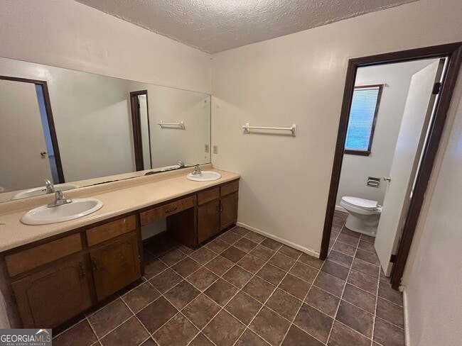 Building Photo - 415 Lexington Heights