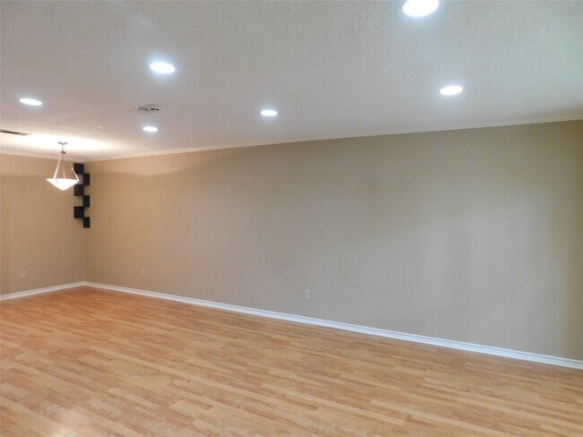Building Photo - 472 N Post Oak Ln