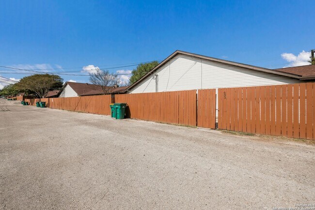 Building Photo - Charming 2/2 in the heart of Boerne!