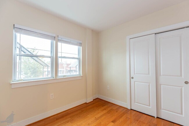 Building Photo - Bright and Spacious 2 Bedroom Abode in Bre...