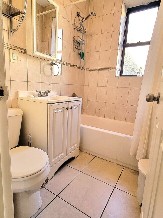 Primary Photo - 335 E 34th St