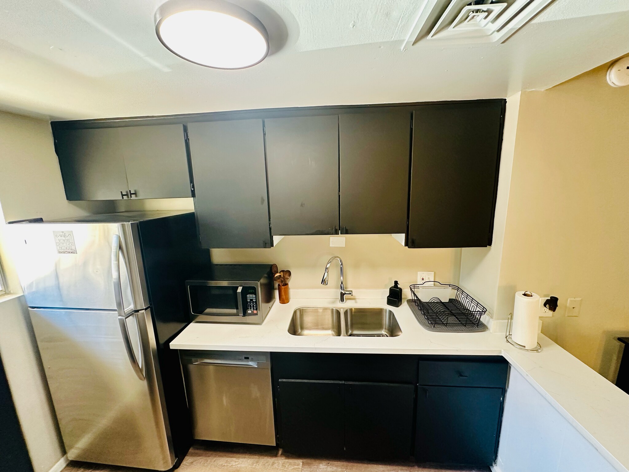 Building Photo - 6125 E Indian School Rd