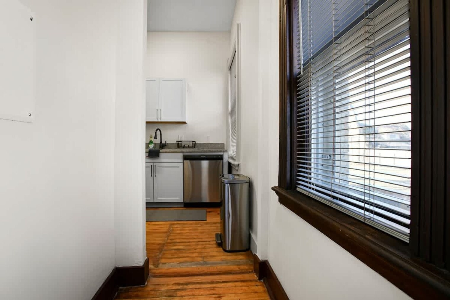 Building Photo - 1848 E 89th St