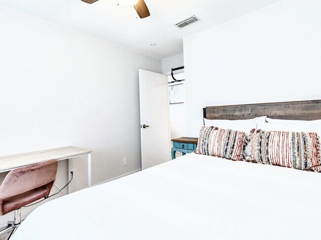 Building Photo - Lovely 3/BR 2.5/BA Modern Home with Premiu...