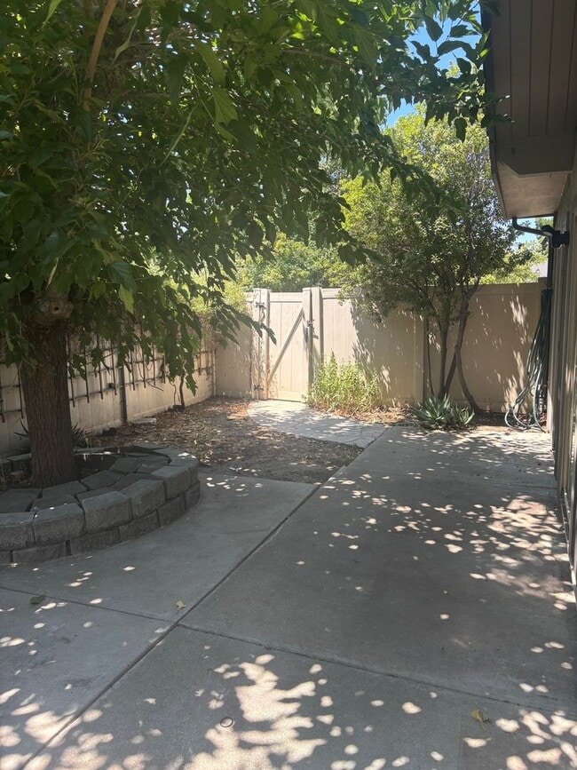 Building Photo - Lovely, 2 Bedroom 1.5 bath townhome nestle...