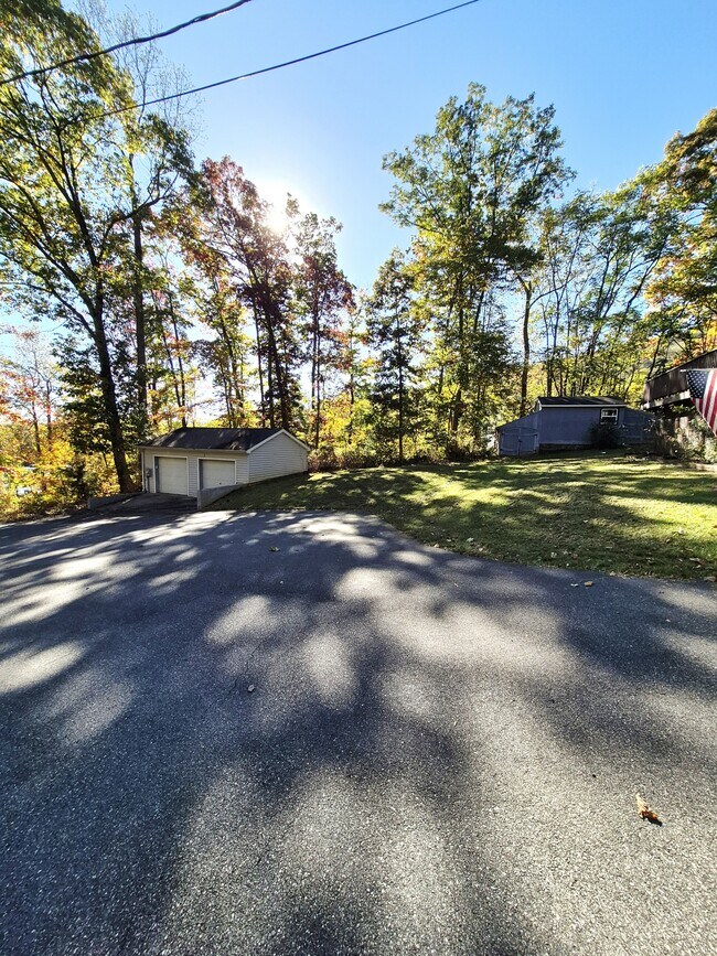 Building Photo - 976 Snow Mountain Rd