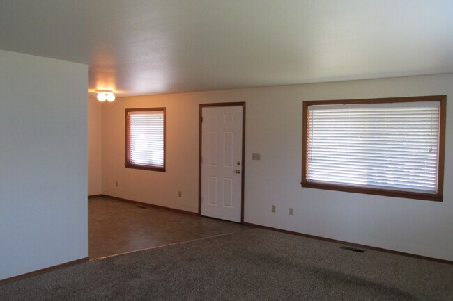 Building Photo - W. Victoria Ave, 482-496