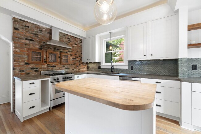 Building Photo - Beautifully Restored 3-Bedroom Home in Historic Section of Oregon City