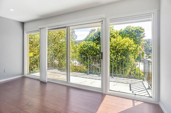 Building Photo - 363 Eden Roc Dr