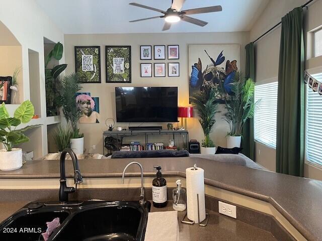 Building Photo - 722 W Canary Way