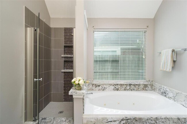 Building Photo - 3622 Englewood Dr