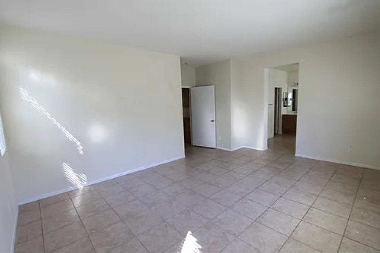 Building Photo - 40269 Miklich Dr