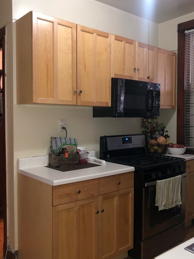 Building Photo - 1415 W Cornelia Ave