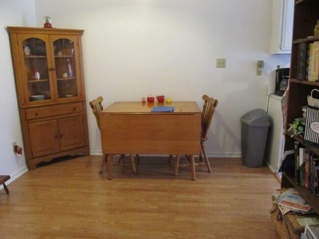 Building Photo - 527 Manns Chapel Rd