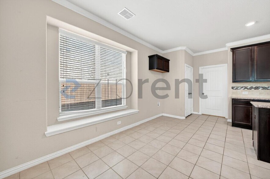 Building Photo - Unit