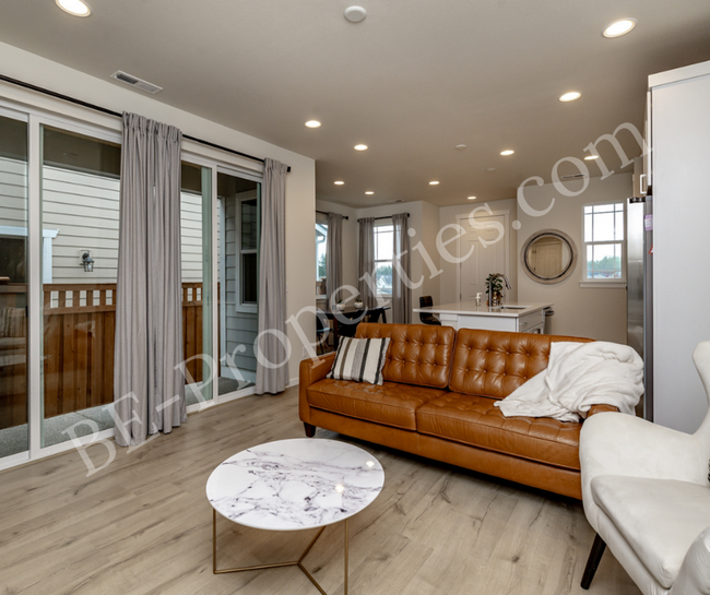 Building Photo - Lovely Tehaleh 3 bedroom