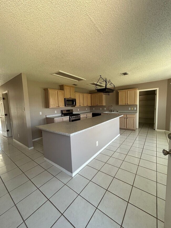 Building Photo - Spacious 4-Bedroom, 2.5-Bath Home in Plant...