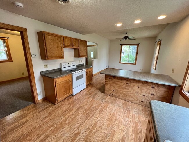 Building Photo - Spacious 3bd/2ba - AVAILABLE NOVEMBER!