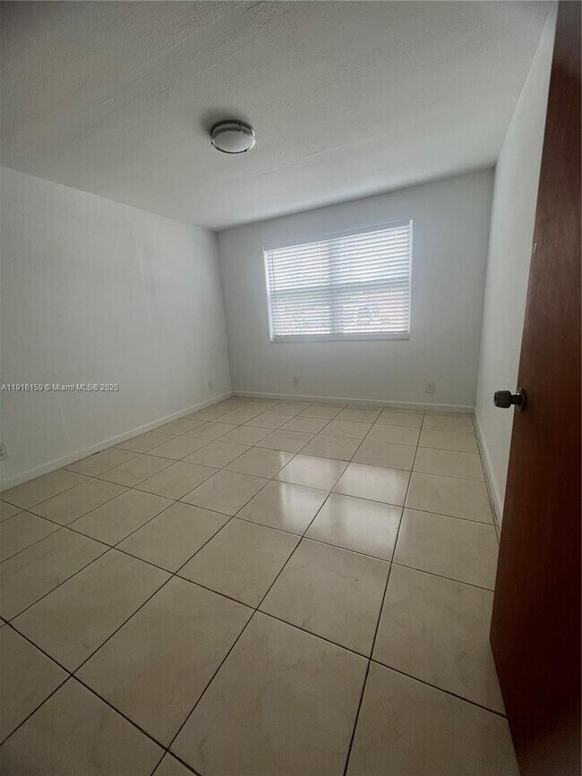 Building Photo - 206 SE 10th St