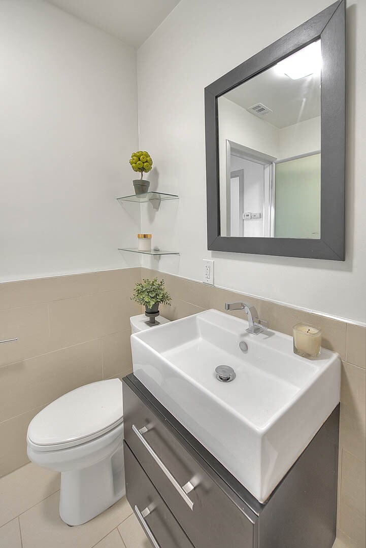 Building Photo - 1952 N Beachwood Dr