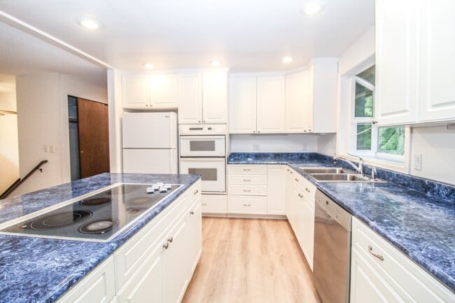 Building Photo - !! $3500 for 18 month lease !!  Private La...