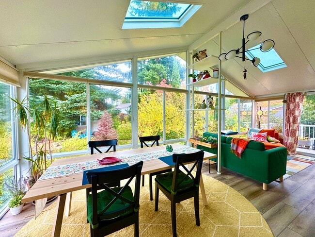 Building Photo - ***MOVE IN SPECIAL!!!*** Fully Furnished 4-bedroom, 2-bath home with Beautiful Backyard in Renton