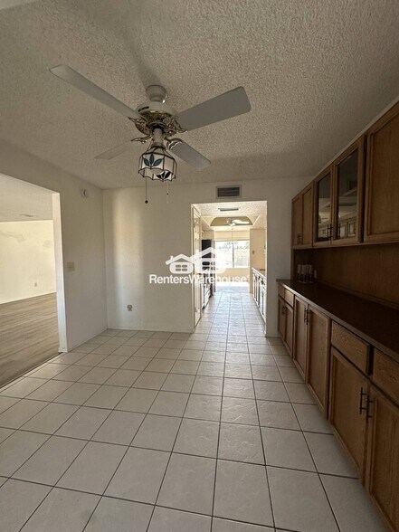 Building Photo - 1011 E Renee Dr