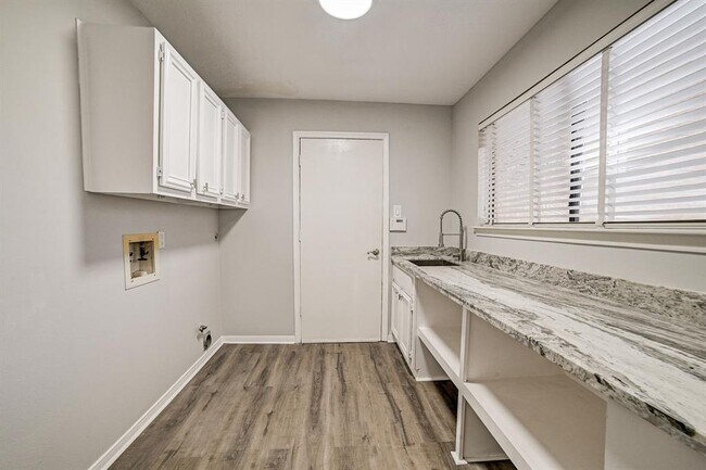 Building Photo - 3310 Meadway Dr
