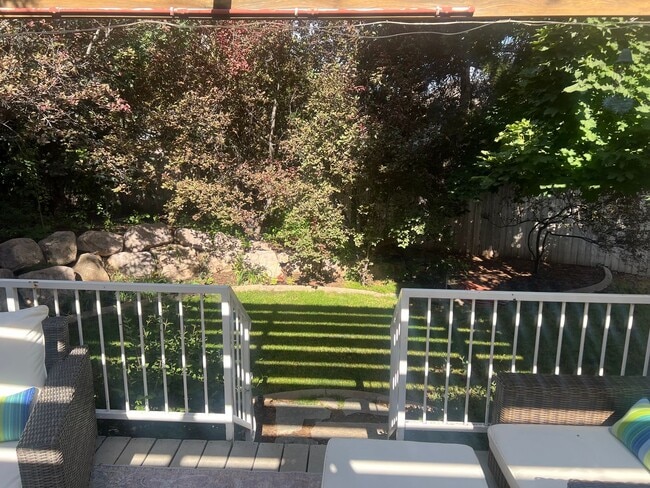 Building Photo - Spacious and Modern 5 Bed, 4 Bath Home