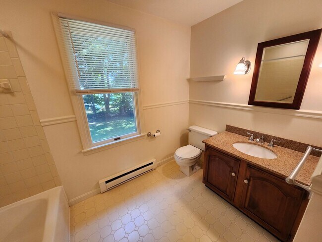 Building Photo - Newton Manor 3 Bedroom Townhome