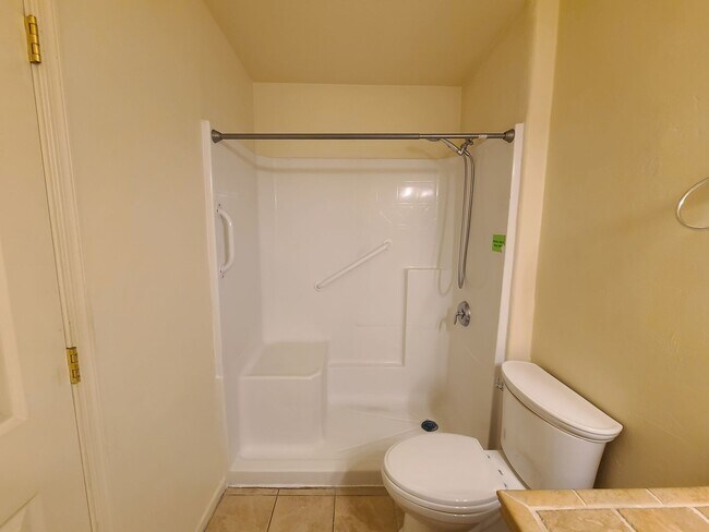 Building Photo - Beautiful 3 bedroom 2 bathroom with washer...