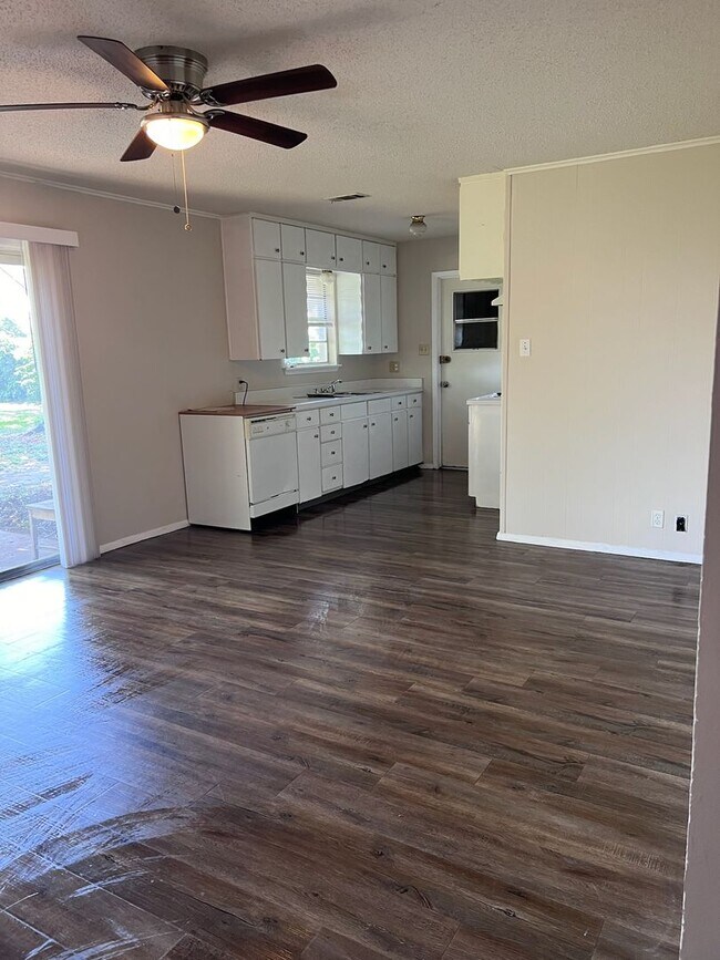 Building Photo - 1217 Briarwood Dr