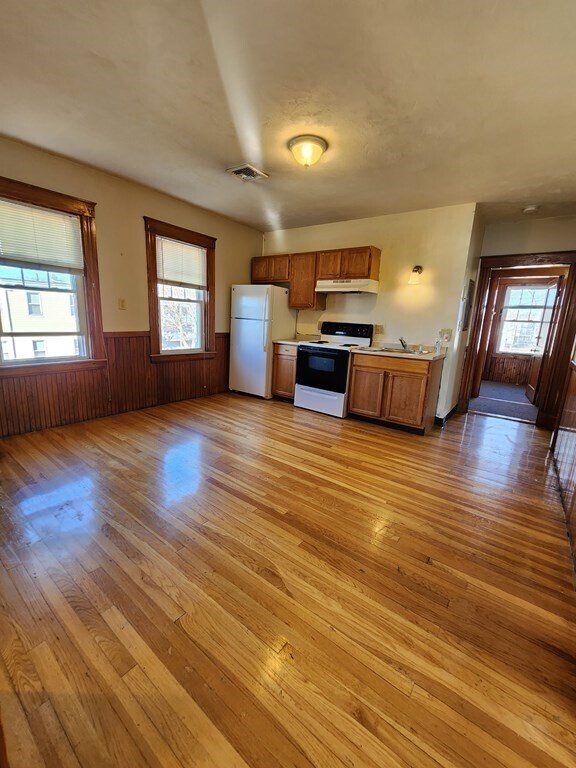 Building Photo - 12 St James Ave