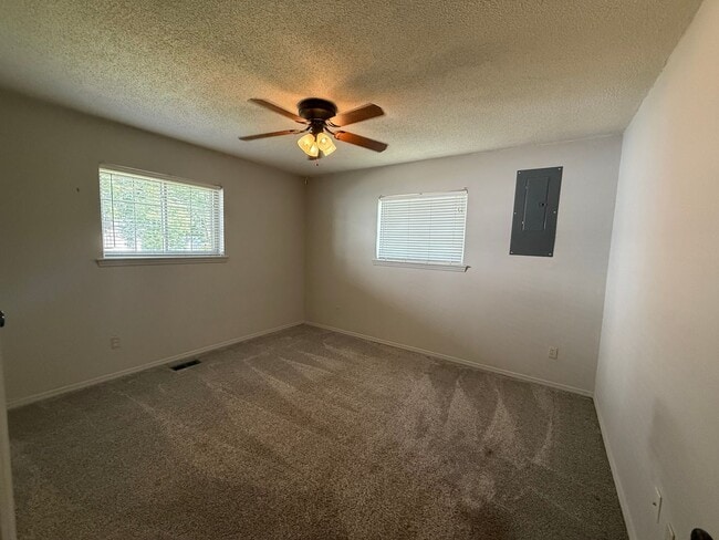 Building Photo - 3 bed 2 bath 2 car garage house