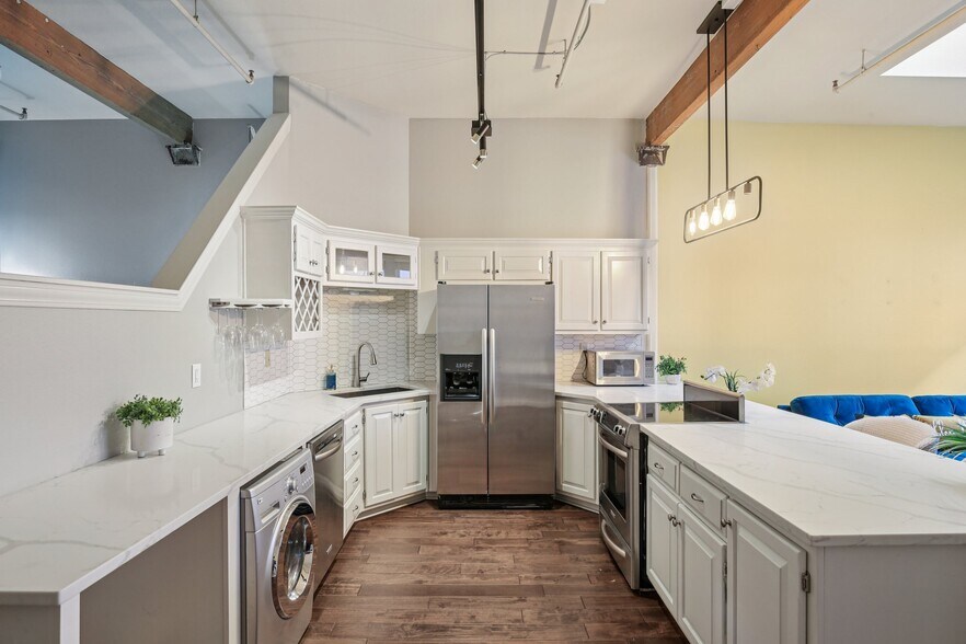 Building Photo - 308 W 8th St