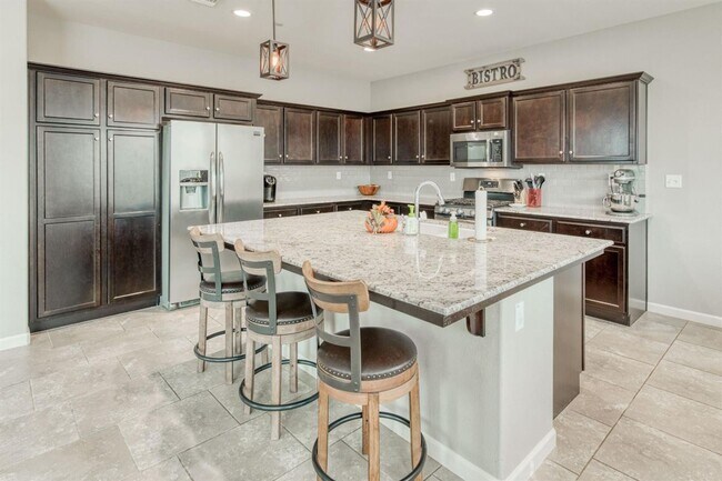 Building Photo - Beautiful 4 Bedroom 2.5 Baths in Clovis