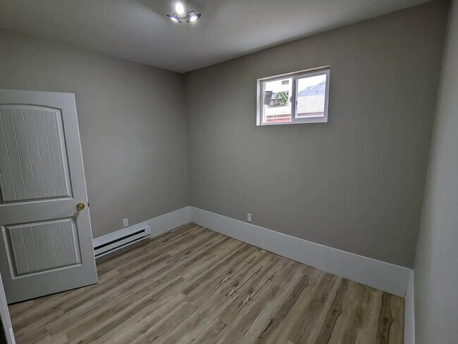 Building Photo - 1025 500 N