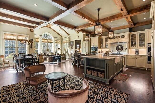 Building Photo - 5000 Long Island Dr